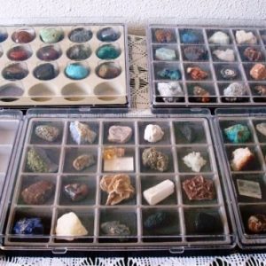 Colección de 64 Minerales y 15 Gemas, cajas contenedoras y carpetas