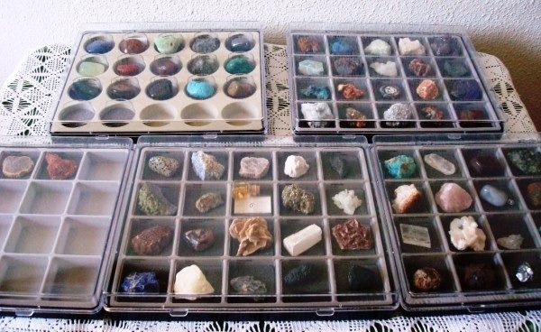 Colección de 64 Minerales y 15 Gemas, cajas contenedoras y carpetas