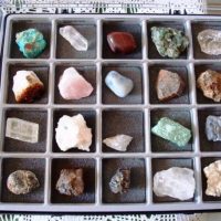 Collection of 64 minerals and 15 Gems, container boxes and folders - Image 3