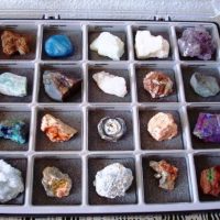 Collection of 64 minerals and 15 Gems, container boxes and folders - Image 4