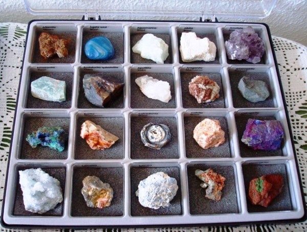 Colección de 64 Minerales y 15 Gemas, cajas contenedoras y carpetas