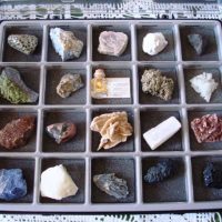 Collection of 64 minerals and 15 Gems, container boxes and folders - Image 5
