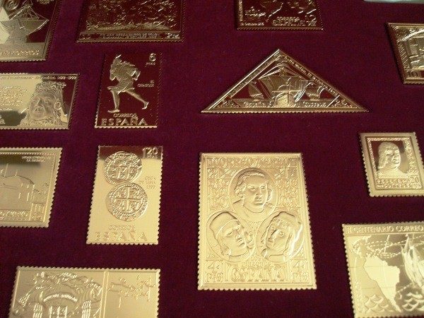 Colección de 25 sellos postales en plata y oro "Encuentro de Dos Mundos"