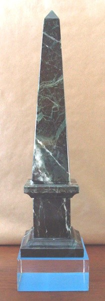 Obelisco de mineral de serpentina