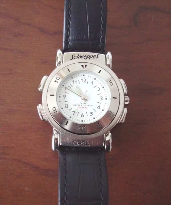 Reloj de pulsera Schweppes con brújula