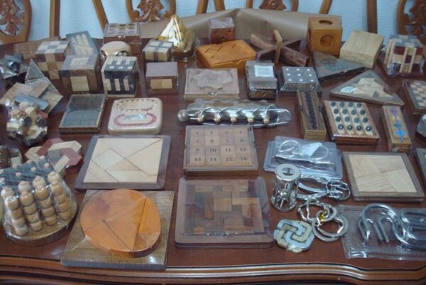 Collection lot of 62 Ingenuity Games, sealed and 2 folders - Image 3