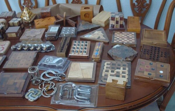 Collection lot of 62 Ingenuity Games, sealed and 2 folders - Image 4