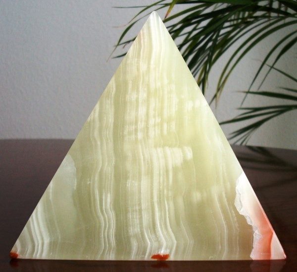 Pirámide de ónix verde con incrustaciones