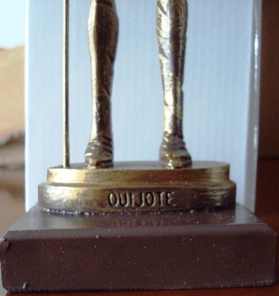 Escultura Quijote con doble peana 24 cm