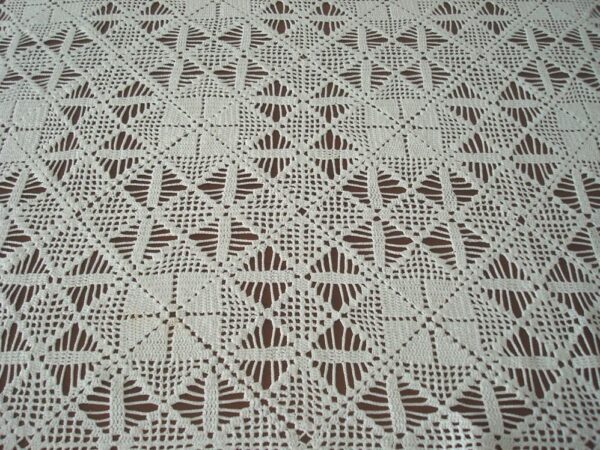 Large white crochet cloth 107 x 142 cm