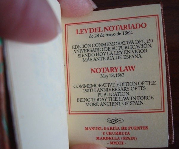 Ley del Notariado de 1862, mini libro de lujo