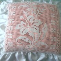Pink cushion with white crochet front, unique piece - Image 4