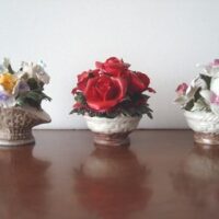 Lot 3 mini vases with porcelain and resin flowers