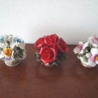 Lot 3 mini vases with porcelain and resin flowers - Image 2