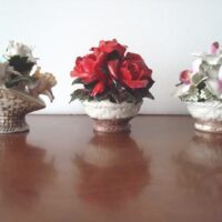 Lot 3 mini vases with porcelain and resin flowers - Image 3