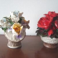 Lot 3 mini vases with porcelain and resin flowers - Image 4