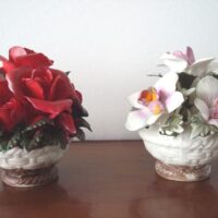Lot 3 mini vases with porcelain and resin flowers - Image 5