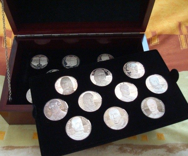 Colección Reyes de España en medallas de plata pura