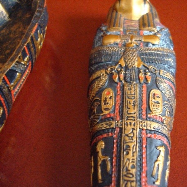 Sarcófago egipcio y 2 esfinges