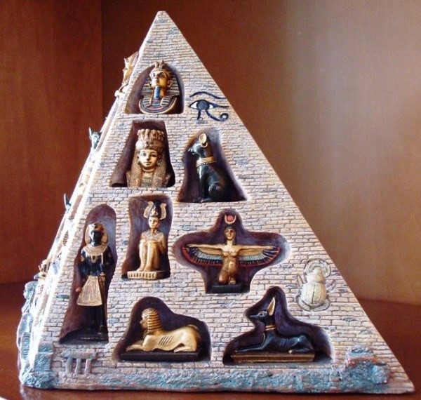 Pirámide egipcia decorada con figuritas de dioses y otros símbolos