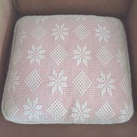 Pink cushion with white crochet cover, unique piece - Image 3