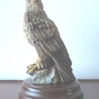 Figura águila vigilando con base de madera - Imagen 2