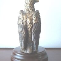 Figura águila vigilando con base de madera - Imagen 3