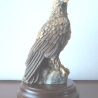 Figura águila vigilando con base de madera - Imagen 4