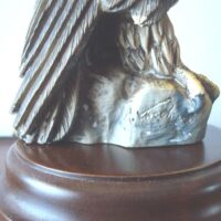 Figura águila vigilando con base de madera - Imagen 5