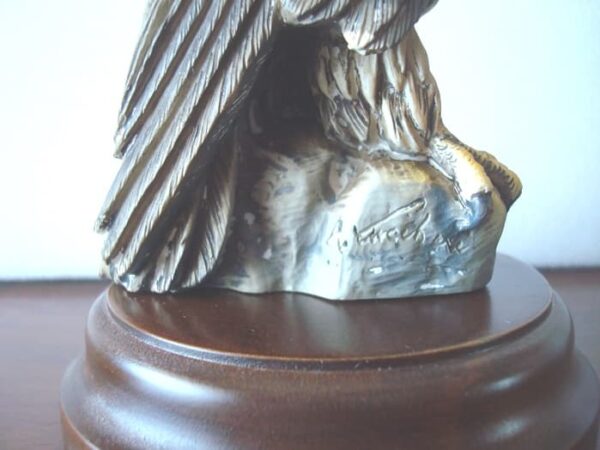 Figura águila vigilando con base de madera - Imagen 5
