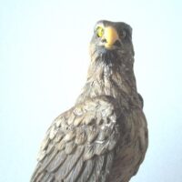 Figura águila vigilando con base de madera - Imagen 7