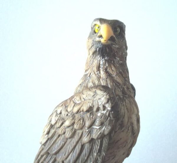 Figura águila vigilando con base de madera - Imagen 7