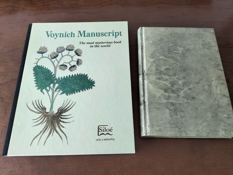 Voynich Manuscript (El Manuscrito Voynich), estudios en inglés y facsímil, edición económica