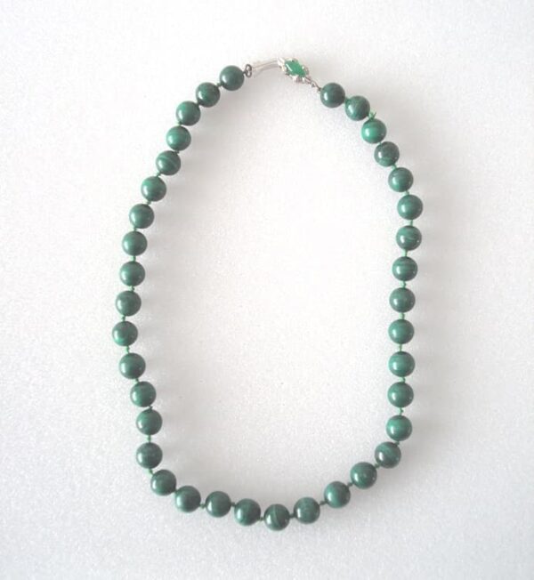 Necklace of 37 8/10 mm malachite beads