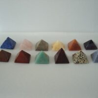 Lote 12 pequeñas pirámides de piedras semipreciosas - Imagen 2