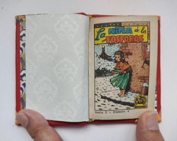 La niña de los fósforos. H. C. Andersen. Mini libro en caja de cerillas. 1963 - Imagen 7