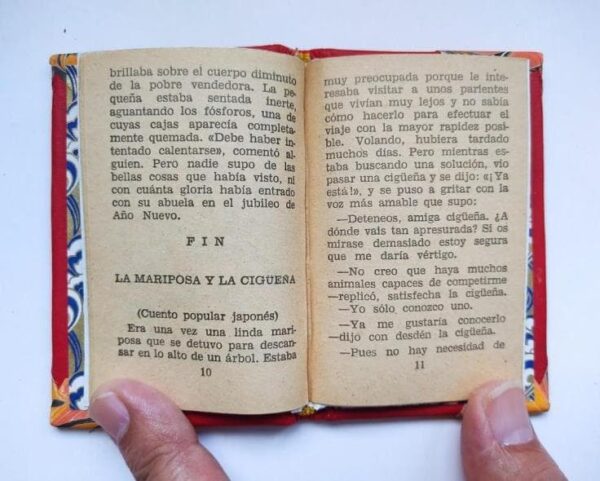 La niña de los fósforos. H. C. Andersen. Mini libro en caja de cerillas. 1963 - Imagen 9