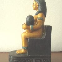 Pequeña figura dorada de la diosa Isis del Antiguo Egipto - Imagen 2