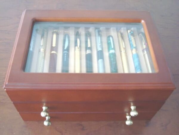 Pens and ballpoint pens: selection with wood and glass display unit