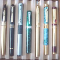 Pens and ballpoint pens: selection with wood and glass display unit - Image 3