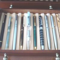 Pens and ballpoint pens: selection with wood and glass display unit - Image 5