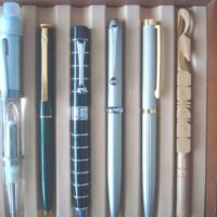 Pens and ballpoint pens: selection with wood and glass display unit - Image 6