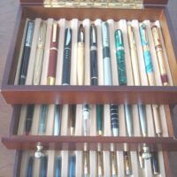 Pens and ballpoint pens: selection with wood and glass display unit - Image 9